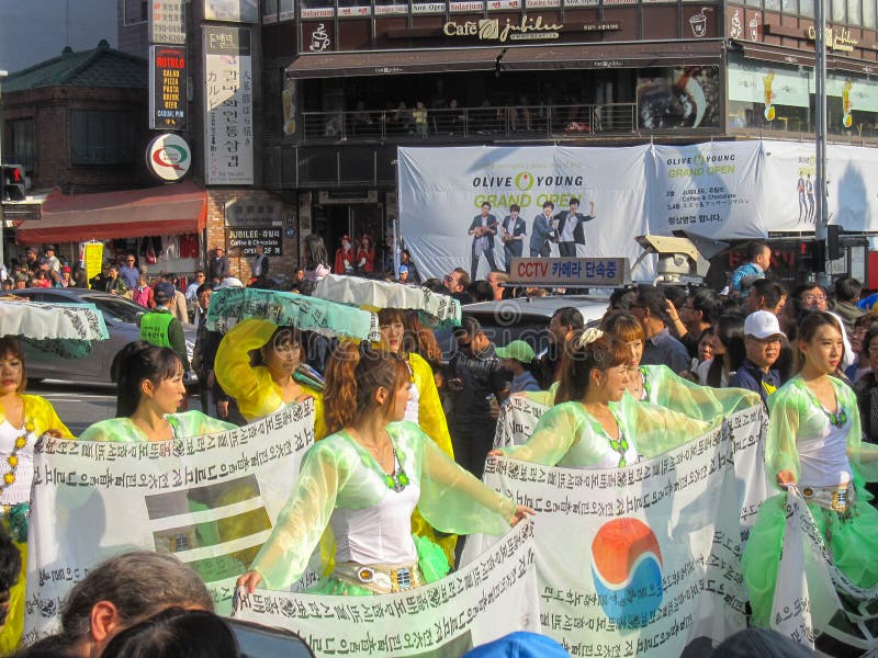 Seoul Sydkorea, Oktober 2012: gatakapacitet under festivalen 2012 Itaewon för global by i Seoul arkivfoto Seoul Sydkorea, Oktober 2012: gatakapacitet under festivalen 2012 Itaewon för global by i Seoul arkivfoto