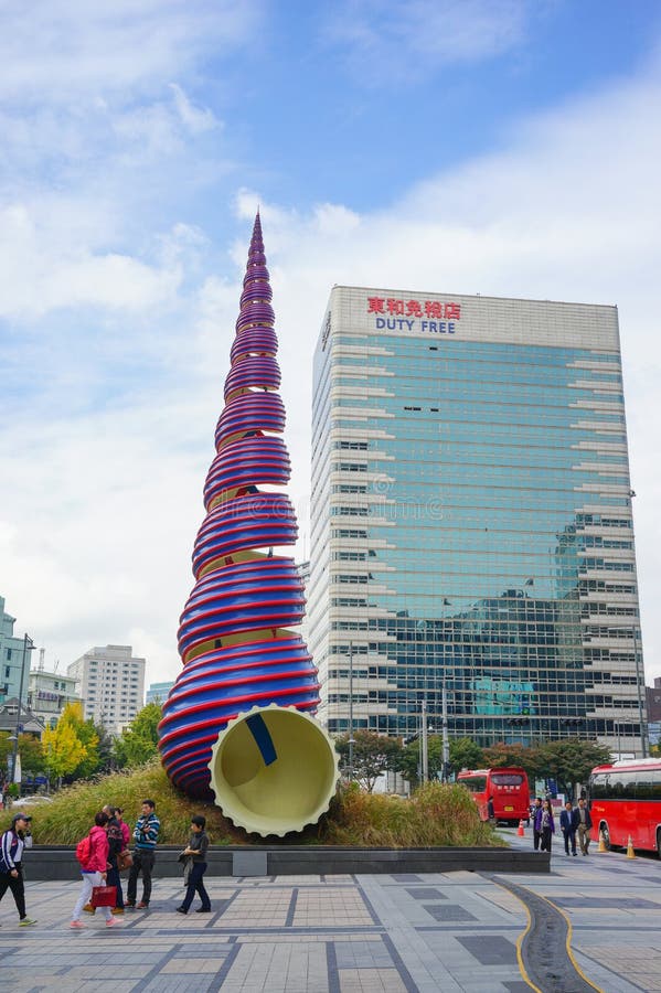 SEOUL SYDKOREA: OKTOBER 28, 2016 - spiral skulptur på Cheo royaltyfri bild SEOUL SYDKOREA: OKTOBER 28, 2016 - spiral skulptur på Cheo royaltyfri bild