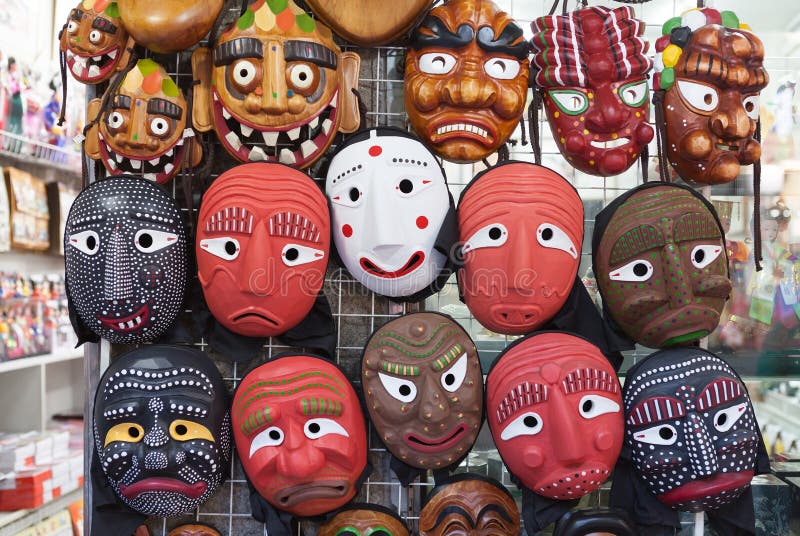 SEOUL, SÜDKOREA - 14. AUGUST 2015: Koreanische hölzerne Masken verkauften in Insadong-Straße von Seoul, Südkorea am 14. August 20 stockfotografie SEOUL, SÜDKOREA - 14. AUGUST 2015: Koreanische hölzerne Masken verkauften in Insadong-Straße von Seoul, Südkorea am 14. August 20 stockfotografie
