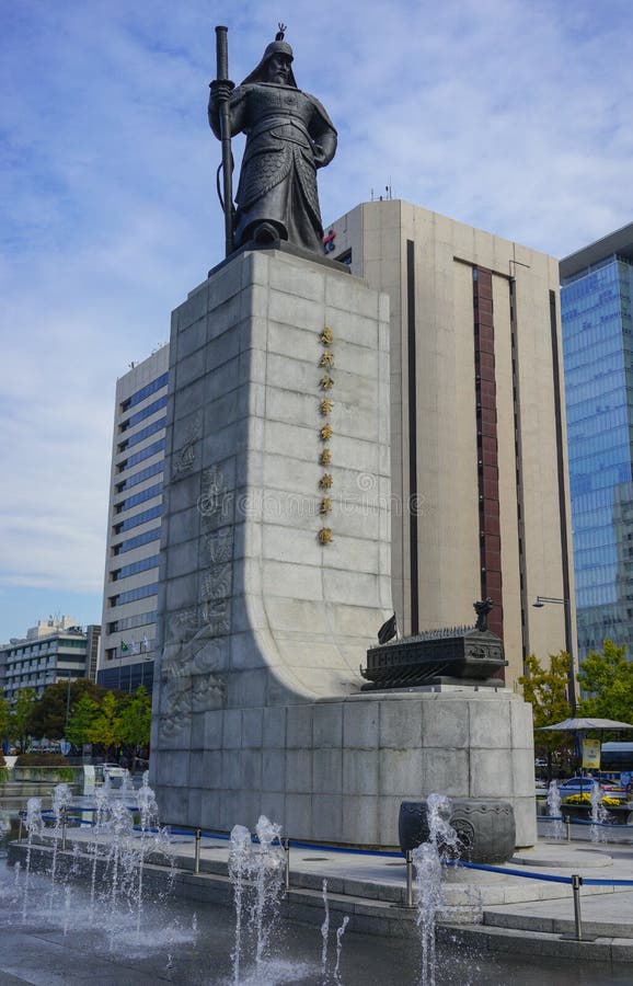 SEOUL, SÜDKOREA - 28. OKTOBER 2016: Gwanghwamun-Quadrat mit lizenzfreie stockbilder SEOUL, SÜDKOREA - 28. OKTOBER 2016: Gwanghwamun-Quadrat mit lizenzfreie stockbilder