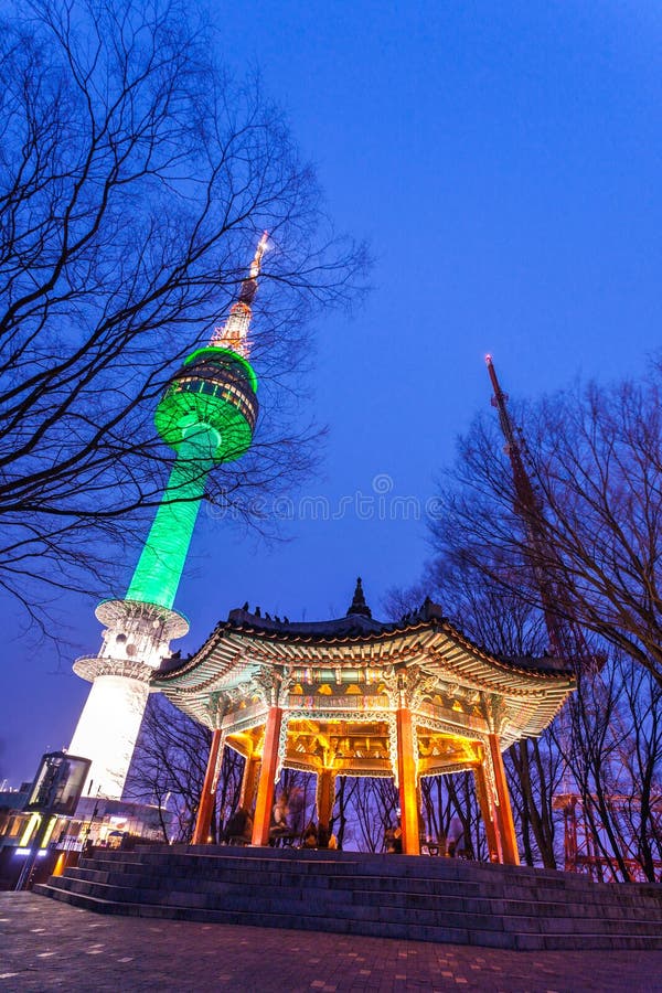 Seoul-Turm und alte koreanische Artpavillon- und schönenachtlichter in Seoul, Südkorea stockbild Seoul-Turm und alte koreanische Artpavillon- und schönenachtlichter in Seoul, Südkorea stockbild
