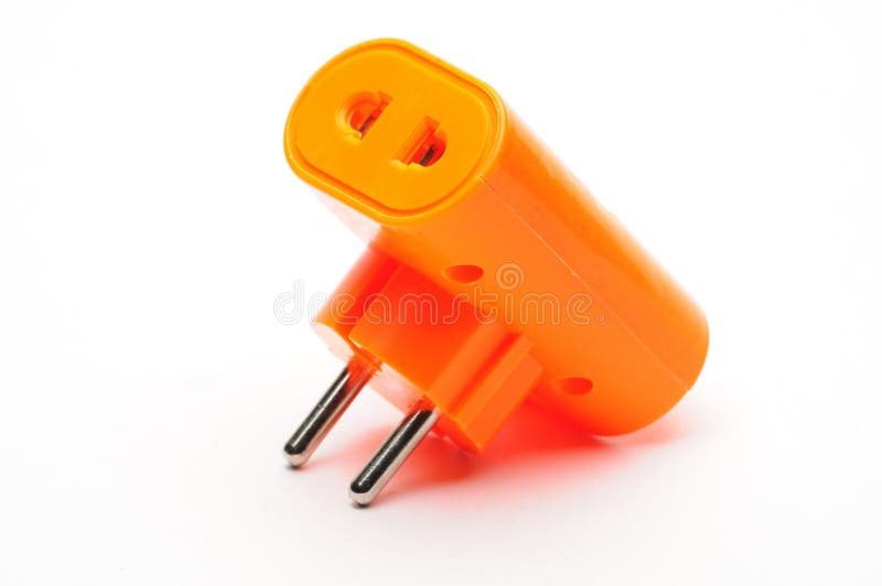 Separador de tee rojo para conectar enchufes eléctricos a tomas eléctricas en un fondo blanco aislado