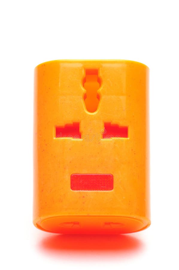 Separador de tee rojo para conectar enchufes eléctricos a tomas eléctricas en un fondo blanco imagen de archivo libre de regalías