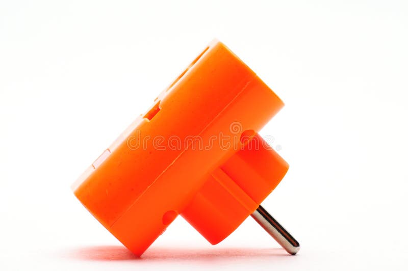 Separador de tee rojo para conectar enchufes eléctricos a tomas eléctricas en un fondo blanco imagen de archivo