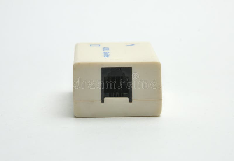 Separador para conectar el teléfono y el enrutador adsl a Internet en un fondo blanco imagen de archivo