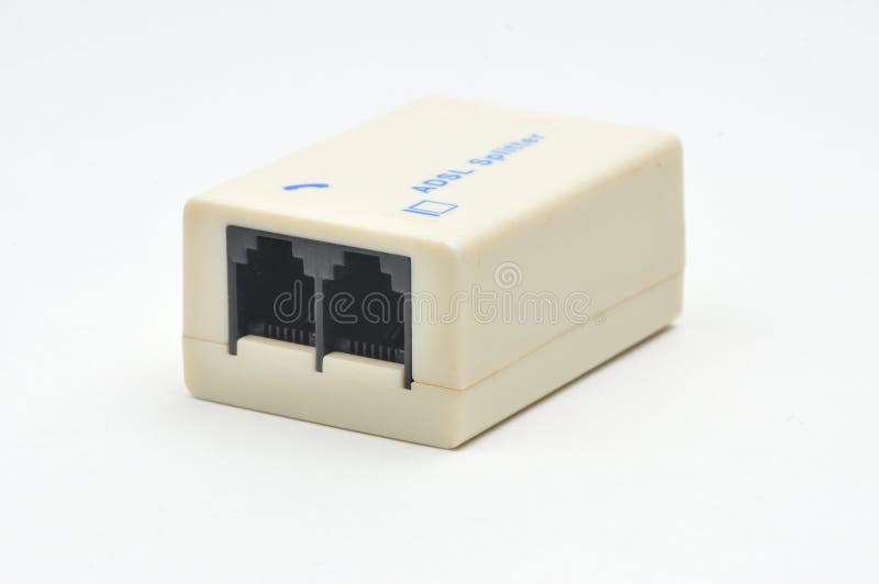 Separador para conectar el teléfono y el enrutador adsl a Internet en un fondo blanco fotos de archivo