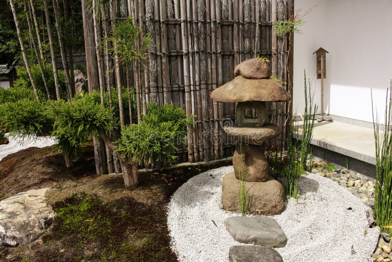 Separação de pedra do lanterna e a de bambu no jardim japonês tradicional do zen em Hasedera, Kamakura, Japão fotos de stock Separação de pedra do lanterna e a de bambu no jardim japonês tradicional do zen em Hasedera, Kamakura, Japão fotos de stock