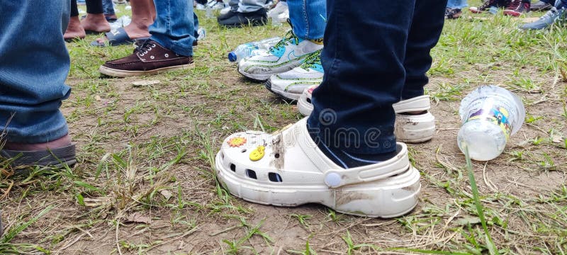 Sepatu dan kampanye la gente si alza in piedi durante la campagna fotografia stock