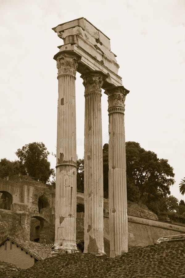 Sepiabilden av templet av svängbara hjulet & Pollux på Roman Forum som ses från Kapitolium, den forntida romaren, fördärvar, Rome royaltyfri foto Sepiabilden av templet av svängbara hjulet & Pollux på Roman Forum som ses från Kapitolium, den forntida romaren, fördärvar, Rome royaltyfri foto
