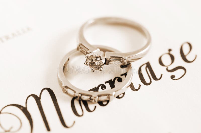 Sepiowego rocznika ślubni i diamentowi retro stylowi pierścionki zaręczynowi na małżeństwa świadectwie