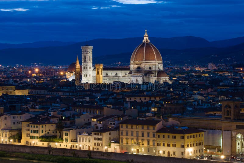 September afton över domkyrkan av Santa Maria del Fiore florence italy royaltyfri bild September afton över domkyrkan av Santa Maria del Fiore florence italy royaltyfri bild