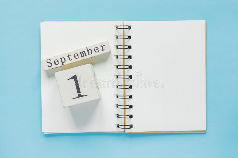 1. September auf einem hölzernen Kalender auf Studienlehrbuch auf blauem Hintergrund Zur?ck zu Schule-Konzept lizenzfreies stockbild 1. September auf einem hölzernen Kalender auf Studienlehrbuch auf blauem Hintergrund Zur?ck zu Schule-Konzept lizenzfreies stockbild
