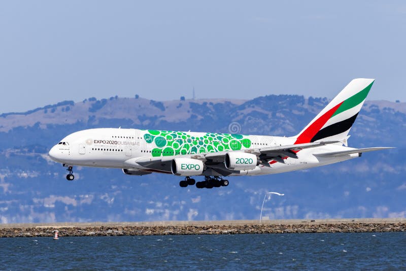 1 september 2019, Burlingame/CA/USA - Emirates Airbus A380-flygplan med Expo 2020 Dubai livery som landar i SFO. Grön fotografering för bildbyråer 1 september 2019, Burlingame/CA/USA - Emirates Airbus A380-flygplan med Expo 2020 Dubai livery som landar i SFO. Grön fotografering för bildbyråer