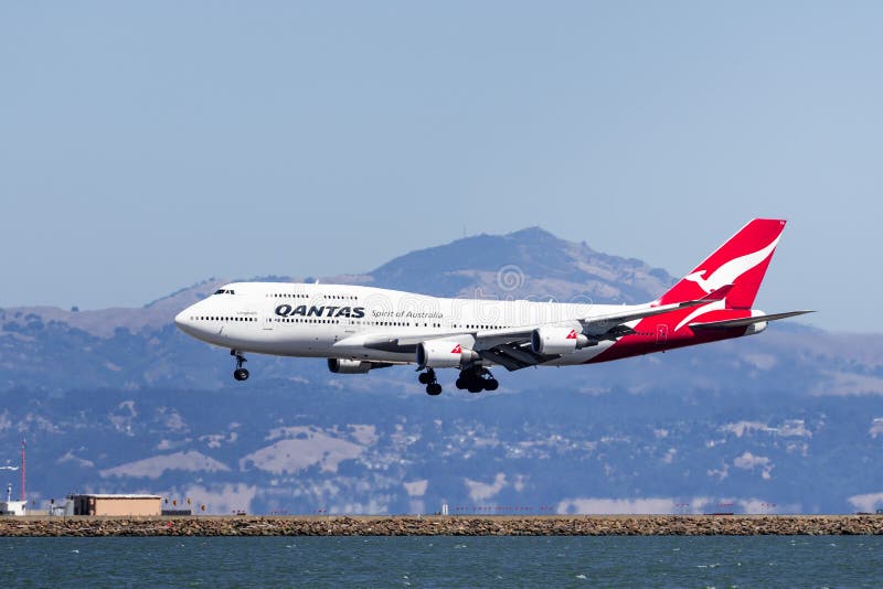 1 september 2019 Burlingame/CA/USA - Qantas-flygplan som förbereder landning på San Francisco International Airport SFO. royaltyfria bilder 1 september 2019 Burlingame/CA/USA - Qantas-flygplan som förbereder landning på San Francisco International Airport SFO. royaltyfria bilder
