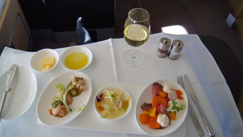 SEPTEMBER 2014: Eerste Klasse die aan boord van Boeing 747 dineren stock fotografie SEPTEMBER 2014: Eerste Klasse die aan boord van Boeing 747 dineren stock fotografie