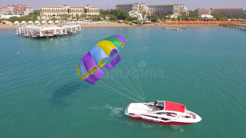 September 2023 : Fallschirmparasailing bereitet sich auf die extreme Flucht von Touristen vor. ein Boot im