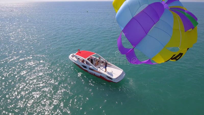 September 2023 : Fallschirmparasailing bereitet sich auf die extreme Flucht von Touristen vor. ein Boot im