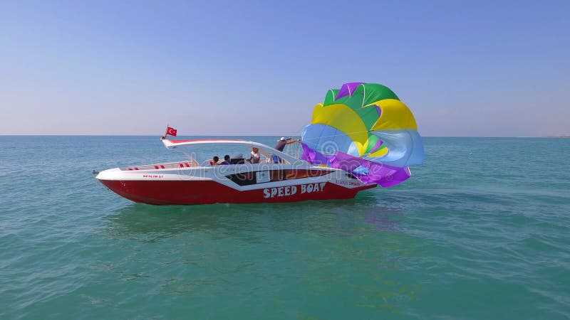 September 2023 : Fallschirmparasailing bereitet sich auf die extreme Flucht von Touristen vor. ein Boot im