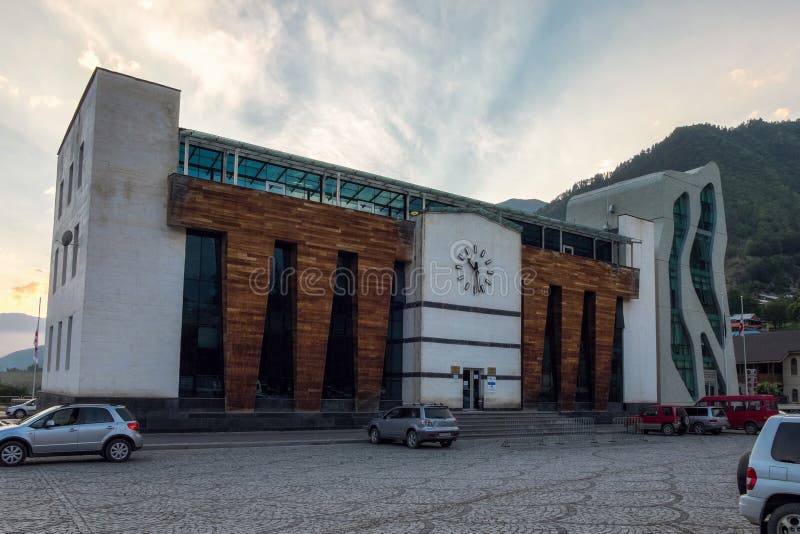 September 2014, Mestia, Georgia - modern poliskontorsbyggnad i Svaneti royaltyfria foton September 2014, Mestia, Georgia - modern poliskontorsbyggnad i Svaneti royaltyfria foton