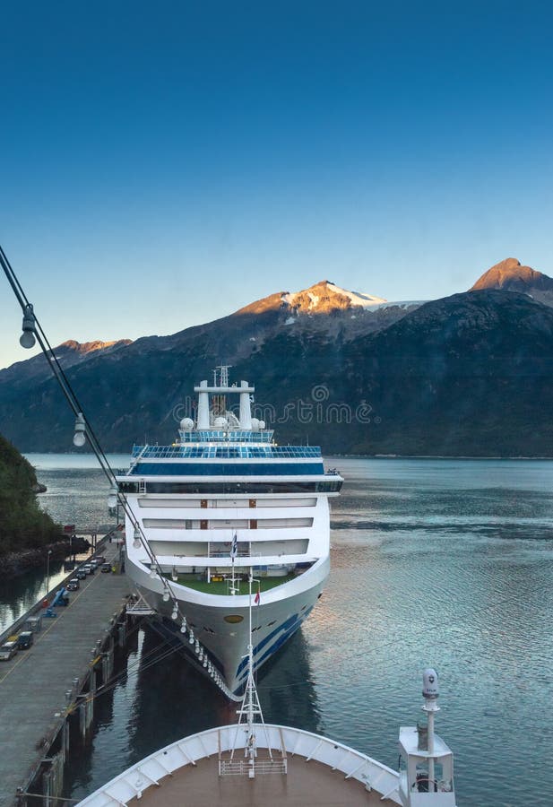 are cruise ships docking in skagway