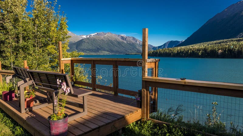 SEPTEMBER 1, van 2016 Toneelmening van de Kenai-Bergen en Kenai-Meer van het Ijsvogelwegrestaurant, Alaska stock foto SEPTEMBER 1, van 2016 Toneelmening van de Kenai-Bergen en Kenai-Meer van het Ijsvogelwegrestaurant, Alaska stock foto