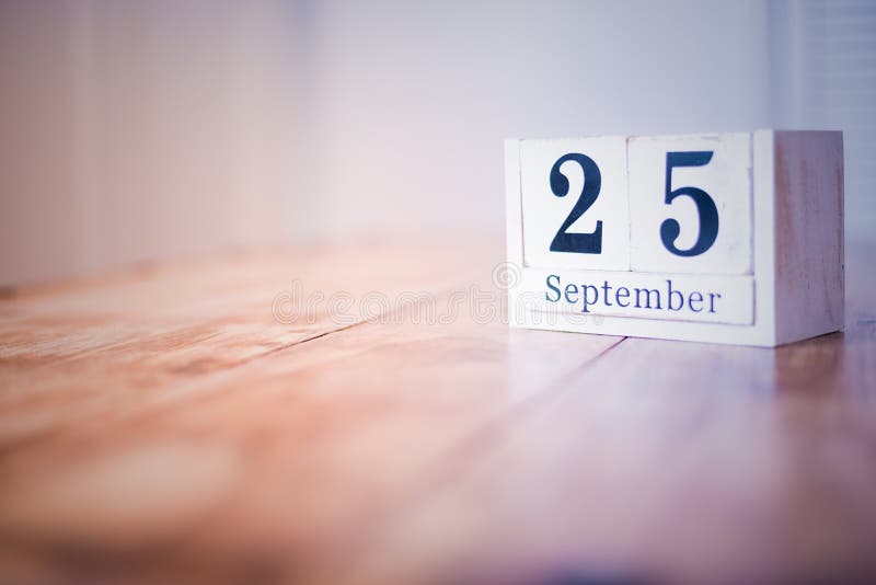 25 Septembre Jour 25 De Mois, Calendrier En Bois Fait Main D'isolement Sur Le Fond Blanc Mois D'automne, Jour Du Concept D'année Photo stock - Image du anniversaire, fond: 135840350