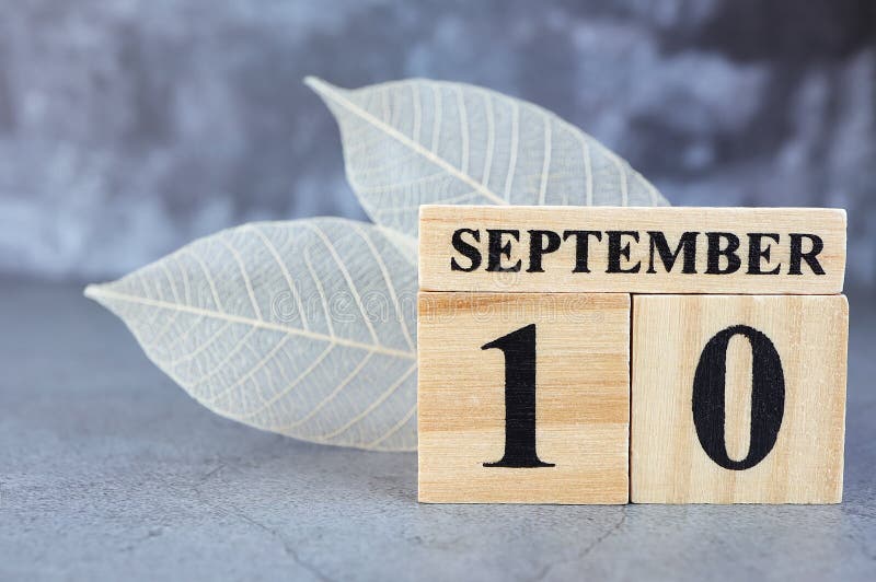 10 Septembre. Bonjour Septembre Cube Calendrier En Bois Montre Date Le 10 Septembre. Photo stock - Image du apparence, septembre: 227852434