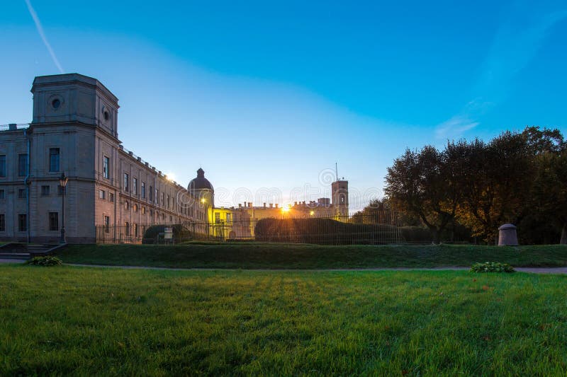 12 septembre 2014, Gatchina, Russie, le grand palais de Gatchina, nuit images stock 12 septembre 2014, Gatchina, Russie, le grand palais de Gatchina, nuit images stock