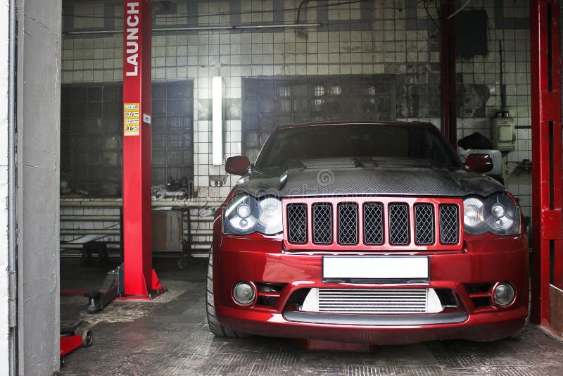 23 septembre 2012, Kiev Jeep Grand Cherokee SRT8 à la station service entretien Voiture tous terrains brutale photographie stock libre de droits 23 septembre 2012, Kiev Jeep Grand Cherokee SRT8 à la station service entretien Voiture tous terrains brutale photographie stock libre de droits