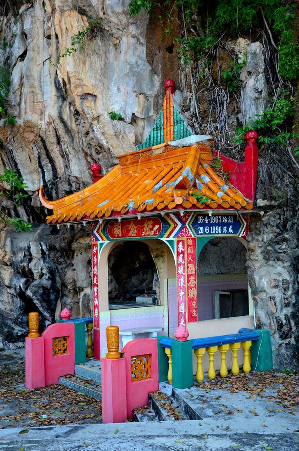 Sepulcro de los pares del fundador de la roca del templo divino de las bebidas espirituosas adentro en la base Ipoh Malasia de la foto de archivo libre de regalías Sepulcro de los pares del fundador de la roca del templo divino de las bebidas espirituosas adentro en la base Ipoh Malasia de la foto de archivo libre de regalías