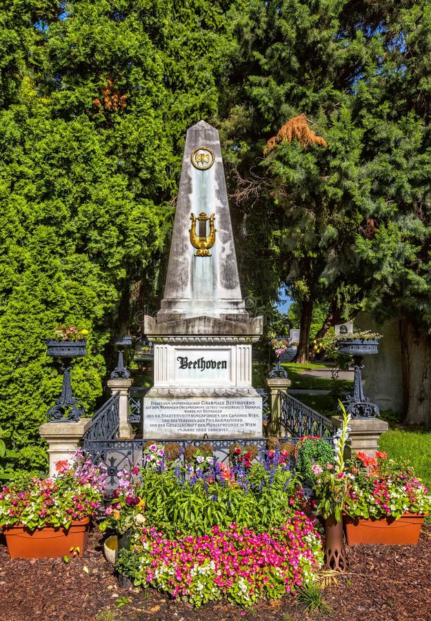 Sepulcro del compositor Ludwig van Beethoven en cementerio en Viena