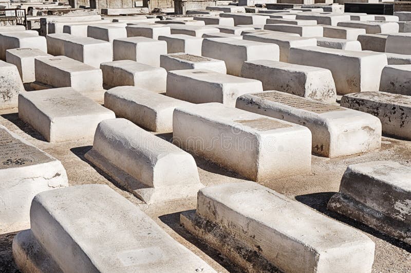 Sepulcros Blancos Del Cementerio En La Colina Sobre La Ciudad Sarajevo