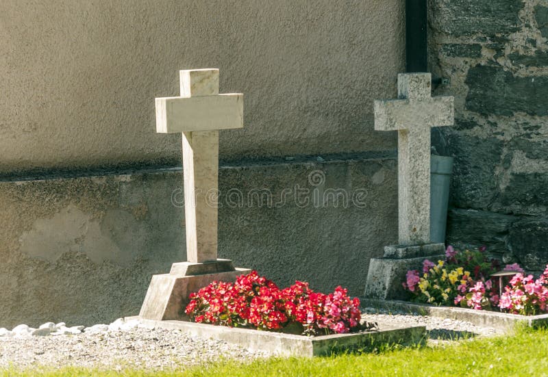 Sepulcros, Piedras Sepulcrales Y Crucifijos En Cementerio Tradicional