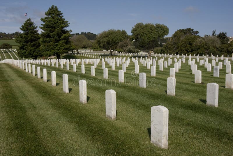 Sepulcros Militares Del Cementerio Foto de archivo - Imagen de militar