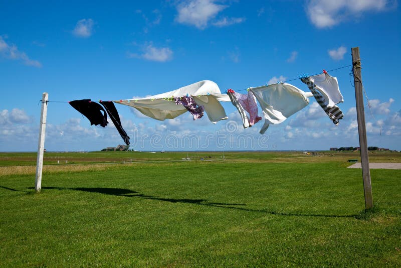 Sequedad del lavadero en línea de ropa contra un cielo azul