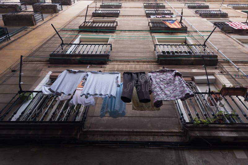 Sequedad del lavadero en una cuerda para tender la ropa en el balcón imágenes de archivo libres de regalías