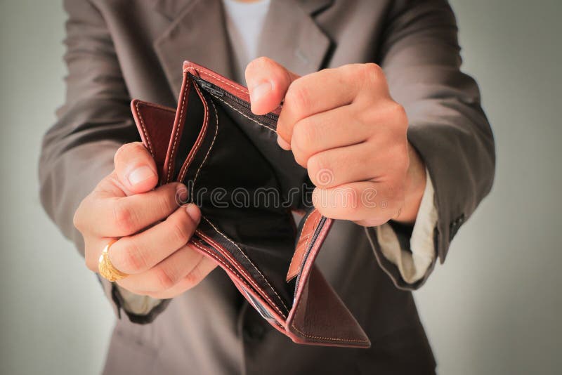 Ser humano no terno que mostra a carteira vazia foto de stock royalty free Ser humano no terno que mostra a carteira vazia foto de stock royalty free