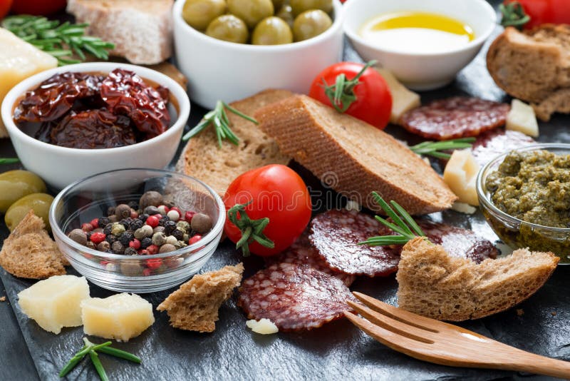 Ser, salami i różnorodna Włoska zakąska, obrazy royalty free Ser, salami i różnorodna Włoska zakąska, obrazy royalty free