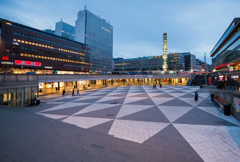 Sera al torg di Sergels, Stoccolma, Svezia fotografia stock libera da diritti Sera al torg di Sergels, Stoccolma, Svezia fotografia stock libera da diritti