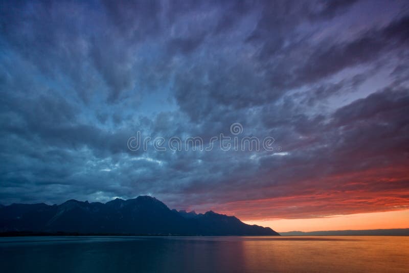 Sera romantica nelle alpi di Bernese prima della tempesta dal lago geneva, Losanna, Svizzera Tramonto pittoresco di estate in alp fotografie stock libere da diritti Sera romantica nelle alpi di Bernese prima della tempesta dal lago geneva, Losanna, Svizzera Tramonto pittoresco di estate in alp fotografie stock libere da diritti