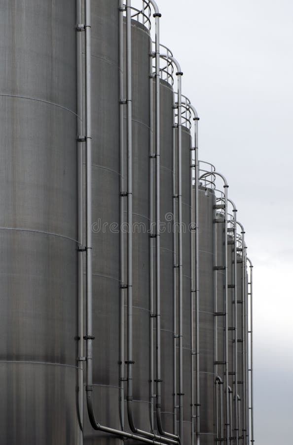 Serbatoi o sili industriali fotografia stock libera da diritti Serbatoi o sili industriali fotografia stock libera da diritti