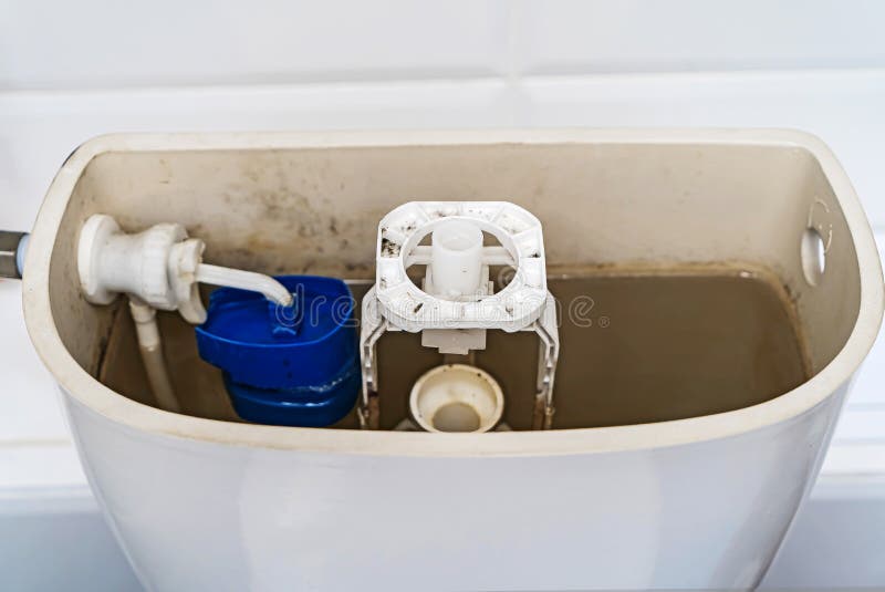 Serbatoio del bagno rotto immagini stock