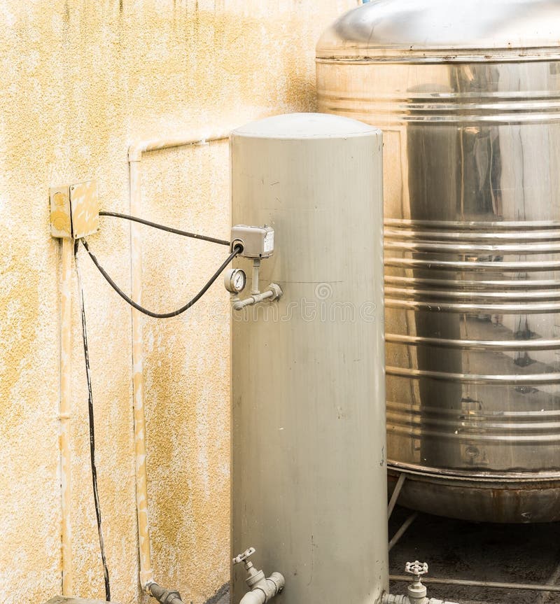 Serbatoio per l'acqua di od e pompa per l'acqua di vintaglio fotografia stock