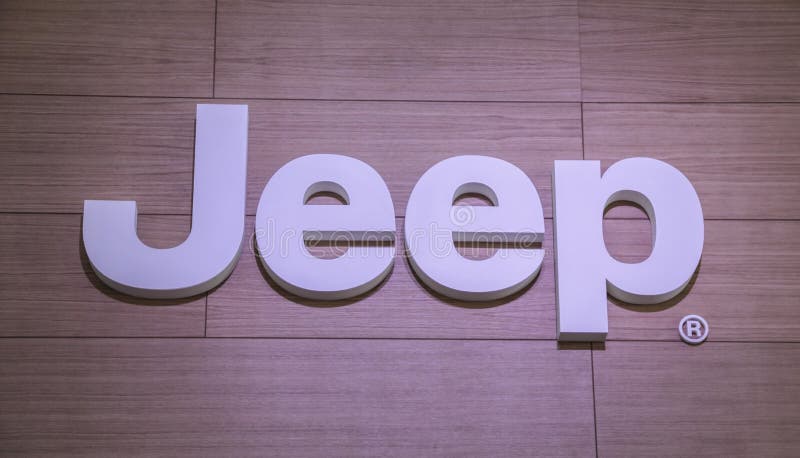 Serbien; Belgrade; April 2, 2017; Slutet upp av den vita jeeplogoen royaltyfria foton Serbien; Belgrade; April 2, 2017; Slutet upp av den vita jeeplogoen royaltyfria foton