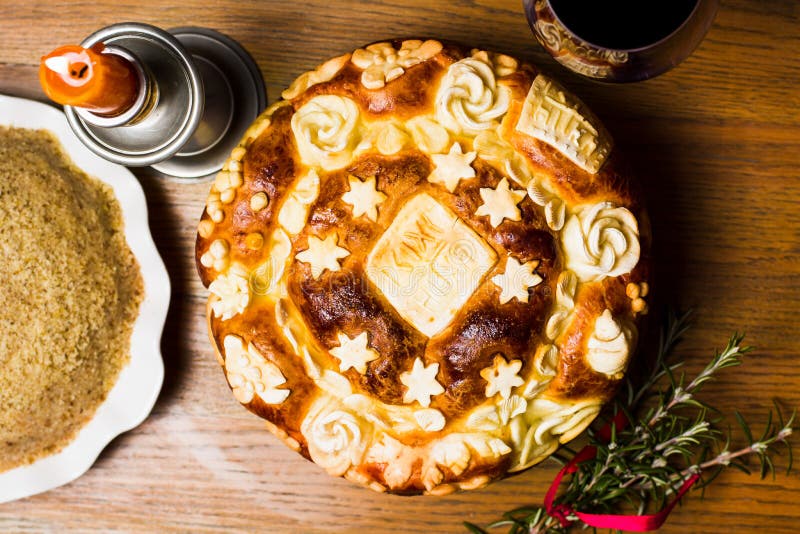Serbiskt slavabröd som dekoreras i traditionell stil royaltyfri fotografi Serbiskt slavabröd som dekoreras i traditionell stil royaltyfri fotografi