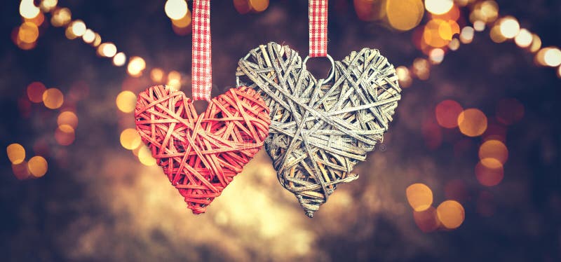 Serca wiklinowe ze słomy, Vintage stylizowane St Valentine's Day Wspaniały projekt karty Walentynki fotografia royalty free