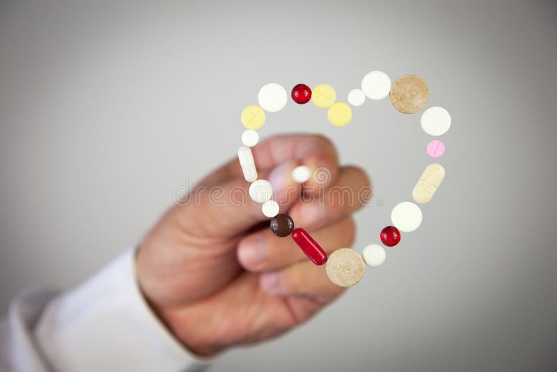 Serce jest zrobi Pigułki i Ręka target126_1_ Pigułkę fotografia stock Serce jest zrobi Pigułki i Ręka target126_1_ Pigułkę fotografia stock