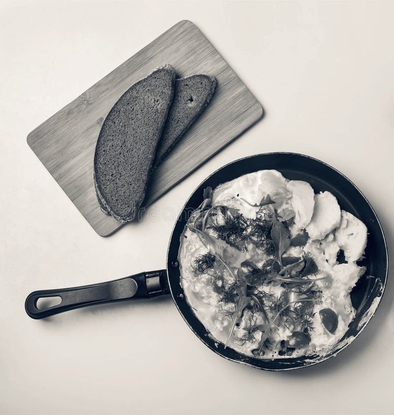 Serdecznie śniadanie W smaży niecki Omelette z czereśniowymi pomidorami, arugula z grulami, salami, prostacki chleb, masło na błę obraz royalty free Serdecznie śniadanie W smaży niecki Omelette z czereśniowymi pomidorami, arugula z grulami, salami, prostacki chleb, masło na błę obraz royalty free