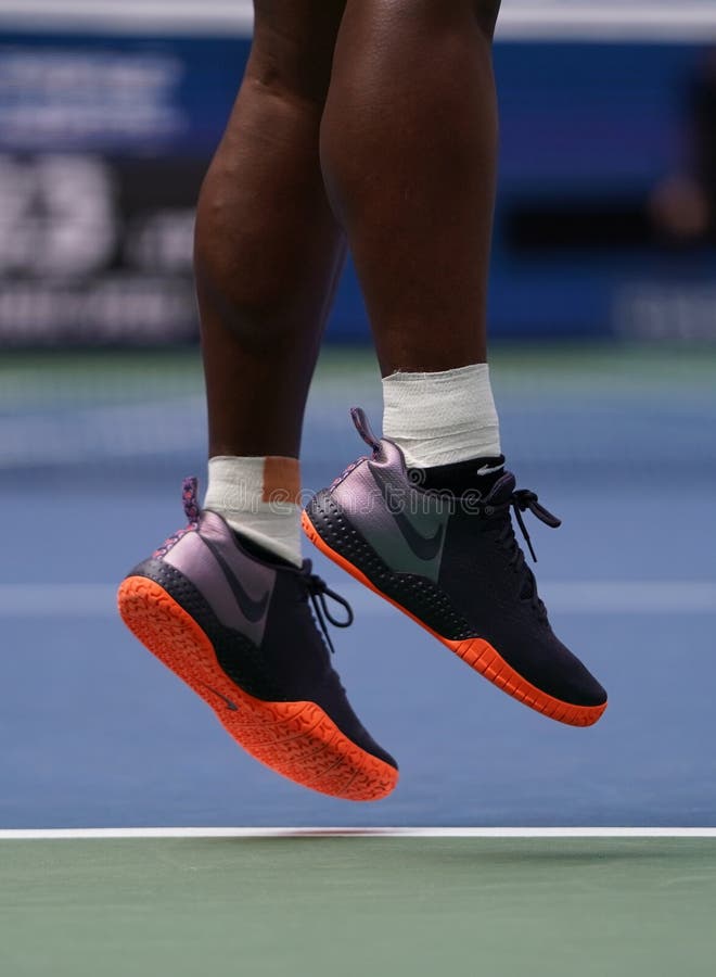 Serena Williams, Campeona Del Grand En 23 AÃ±os, De Estados Unidos, Lleva Zapatos De Tenis Nike Personalizados Durante El Par editorial de mezclilla, naturalizado: 159132397