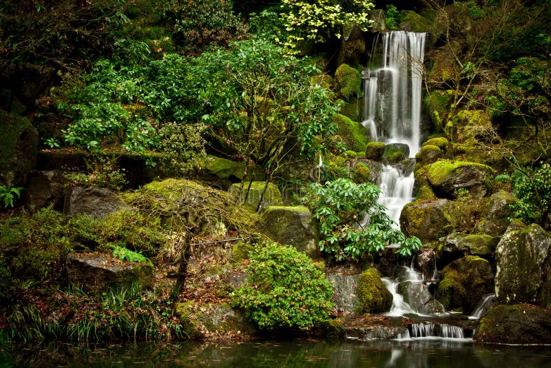 Serene Waterfall al giardino del giapponese di Portland fotografia stock libera da diritti Serene Waterfall al giardino del giapponese di Portland fotografia stock libera da diritti